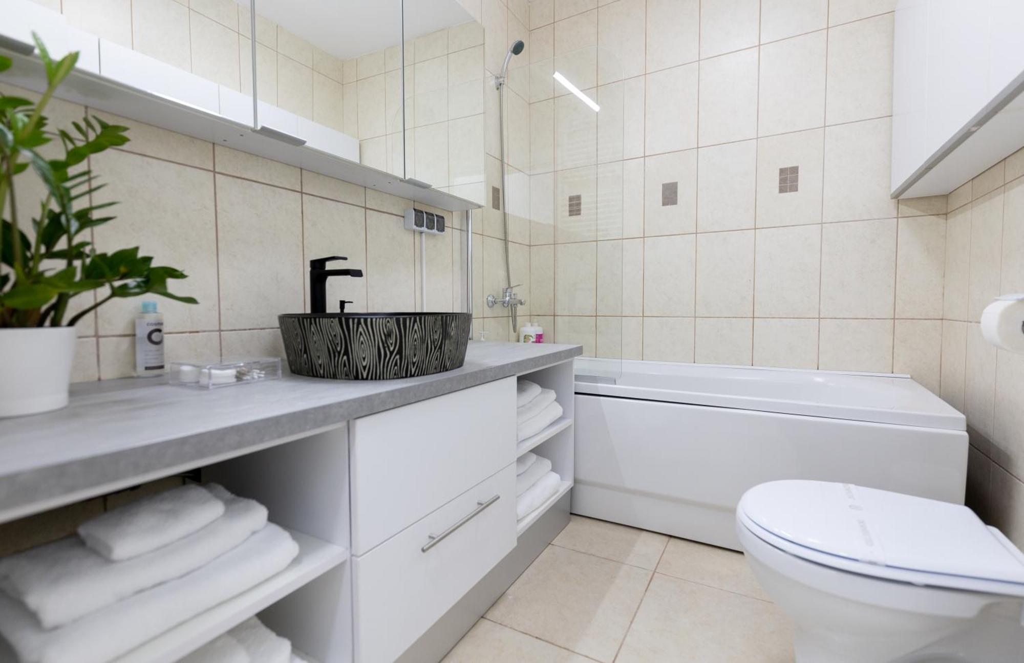Obor Oasis --secured Parking Nearby --self Check-in-- 1min Metro Station